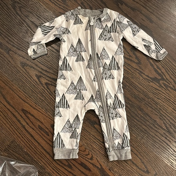 Burt’s Bees footies and rompers - Picture 4 of 5